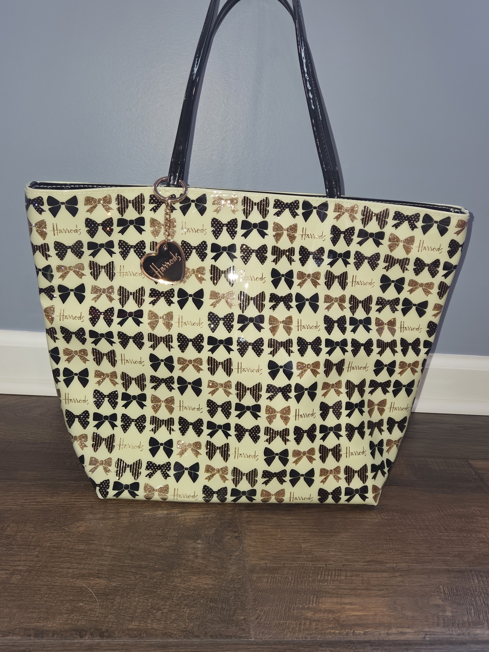 Harrods London Vintage Bow Print Patent Tote Bag Heart Charm Cream Black Shooper